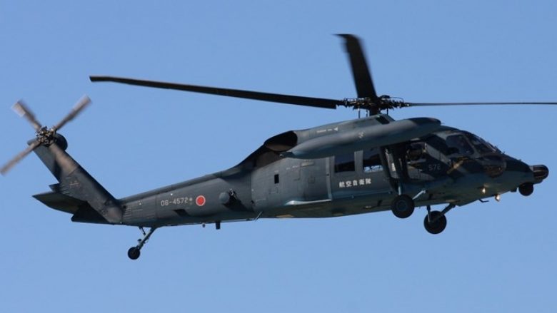 Zhduket helikopteri i ushtrisë japoneze, brenda tij gjendeshin anëtarët e ekuipazhit dhe disa pasagjerë