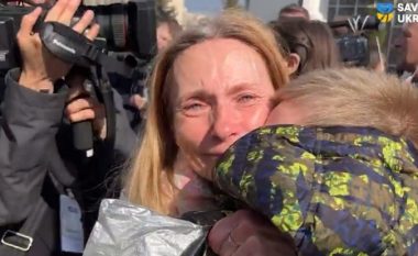 Nga Rusia kthehen 31 fëmijë ukrainas, lot gëzimi gjatë ribashkimit me familjarët