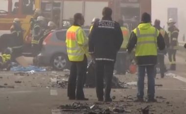 Aksident i rëndë në Gjermani mes tri veturave, humbin jetën shtatë persona – gjashtë prej tyre digjen brenda mjeteve
