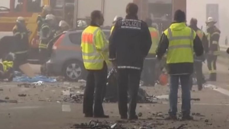 Aksident i rëndë në Gjermani mes tri veturave, humbin jetën shtatë persona – gjashtë prej tyre digjen brenda mjeteve