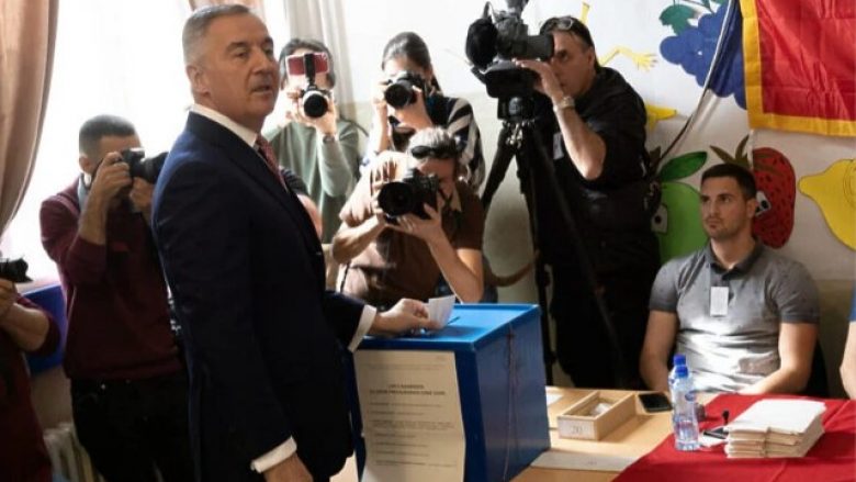 Gjukanoviq votoi në Podgoricë dhe i dërgoi një mesazh Serbisë: Do të duhet të ndryshoni qëndrimin ndaj fqinjëve tuaj