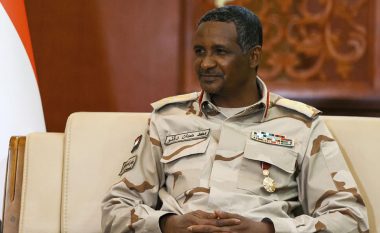 I vranë 60 anëtarë të familjes, nën kontrollin e tij janë 100 mijë ushtarë dhe disa miniera ari – sudanezi që u bë “mjeshtër” i jetës dhe vdekjes