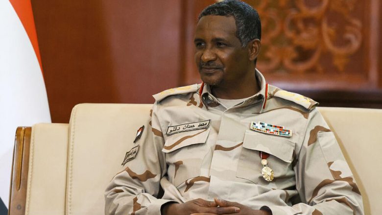 I vranë 60 anëtarë të familjes, nën kontrollin e tij janë 100 mijë ushtarë dhe disa miniera ari – sudanezi që u bë “mjeshtër” i jetës dhe vdekjes