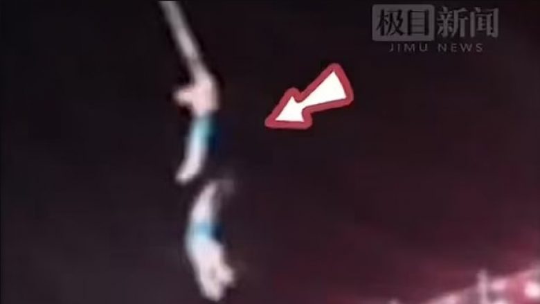 Akrobatja kineze bie për vdekje gjatë spektaklit nga 10 metra lartësi, bashkëshorti nuk arriti t’i kap këmbën