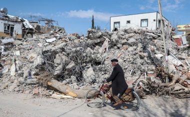 Vazhdon të rritet numri i personave të vdekur shkaku i tërmeteve në Turqi