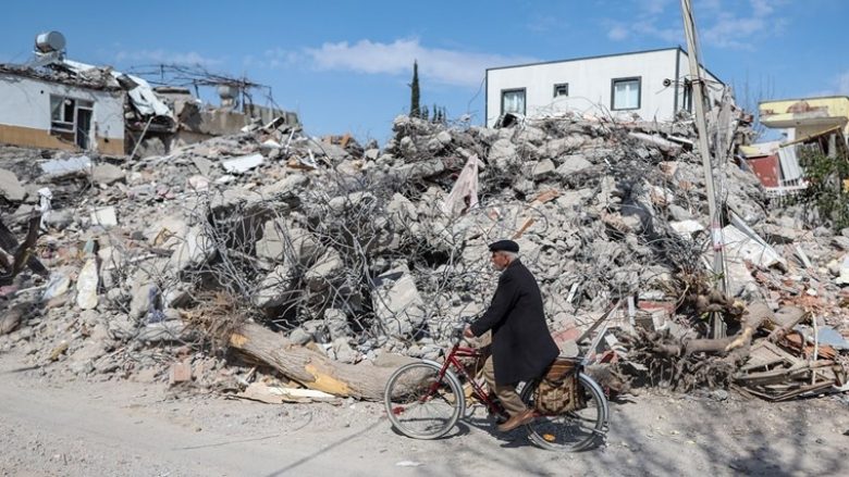 Vazhdon të rritet numri i personave të vdekur shkaku i tërmeteve në Turqi