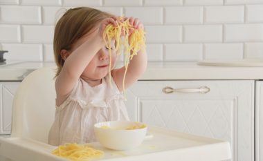 Pediatrit shpjegojnë përse është mirë që fëmija të luajë me ushqimin ndërsa ha
