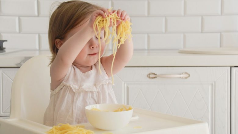 Pediatrit shpjegojnë përse është mirë që fëmija të luajë me ushqimin ndërsa ha