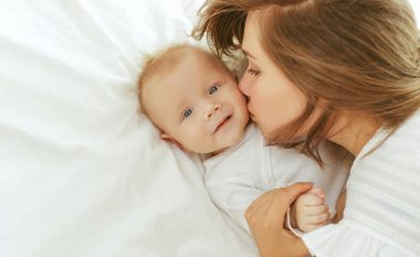 Autizmi mund të vërehet edhe te foshnjat 3 deri 6-muajshe: Këto janë shenjat që do t'ju ndihmojnë të mos i humbisni 'alarmet e para'