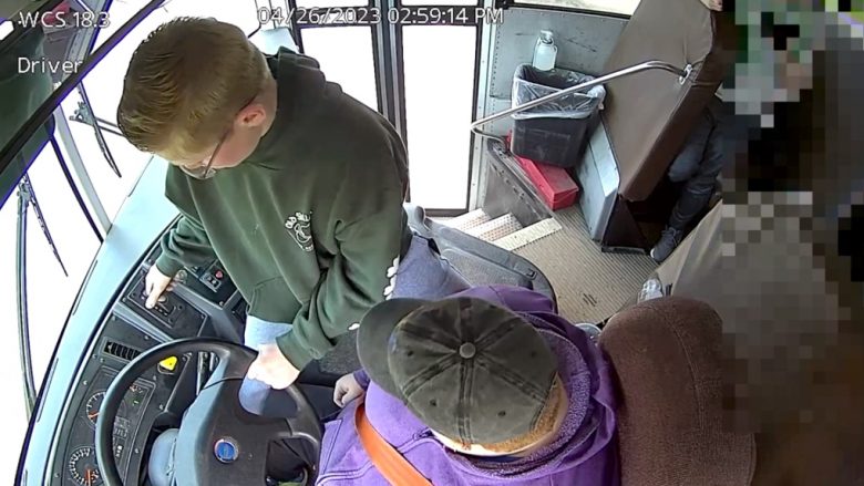 Nxënësi në Michigan arriti të ndalë autobusin kur shoferja humbi ndjenjat gjatë vozitjes