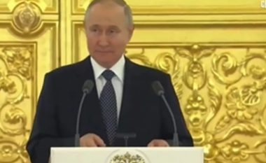 Në vend të duartrokitjeve, ambasadorët e përcollën jashtë sallës në heshtje presidentin rus – pamjet bëhen virale