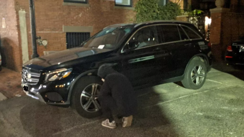 Aktivistë mjedisor shfryjnë gomat e 43 SUV-ve në një lagje të pasur në Boston