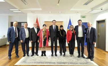 Kryeministri Kurti priti në takim këngëtarët e mirënjohur nga Shqipëria