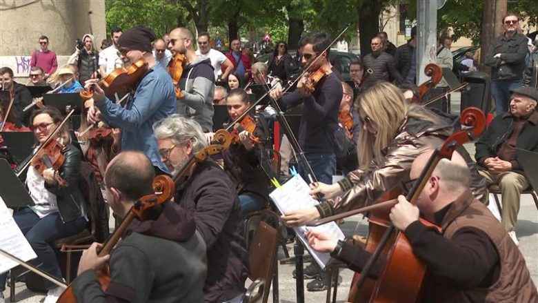 Maqedoni, punonjësit e Filharmonisë protestuan para Minsitrisë së Kulturës