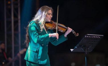 Violinistja Lulesa Pajaziti rrëfen tingujt e parë nën violinë