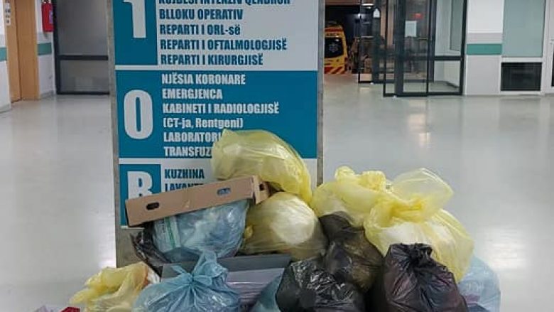 Spitali i Gjakovës mbushet me mbeturina, punëtorët e pastrimit në grevë