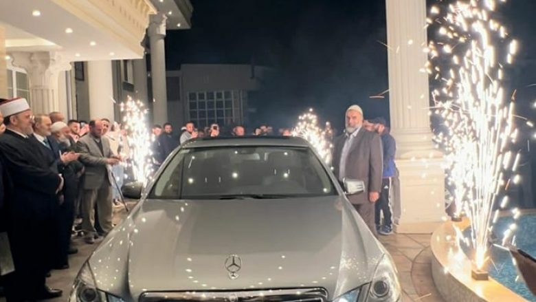 Hoxha Mazllam Mazllami pranon dhuratë një veturë me rastin e pensionimit të tij