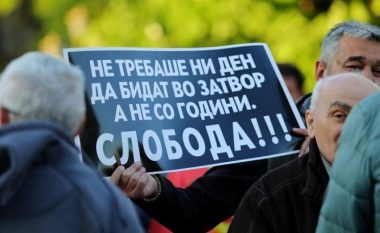 Para Kuvendit të Maqedonisë së Veriut u protestua për lirimin e terroristëve të 27 prillit