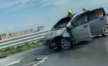Kaplohet nga flaka një veturë në hyrje të Prishtinës – intervenojnë zjarrëfikësit