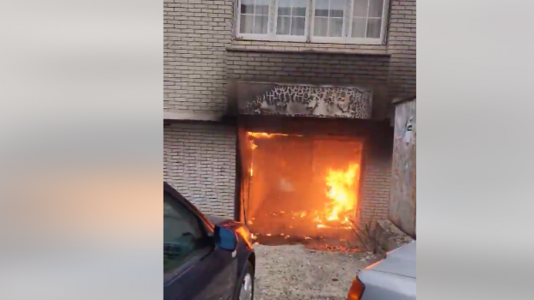 U përfshi nga zjarri hyrja e një ndërtese në Prishtinë, nuk ka të lënduar