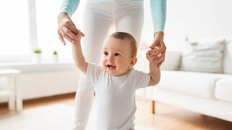 “Është shtatë muajsh dhe tashmë ecën”: Kur mund të qëndrojë një bebe në këmbë?