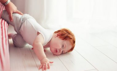 Çfarë duhet të bëni kur fëmija juaj bie nga shtrati?