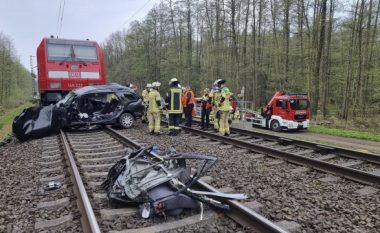 Treni godet një veturë në Gjermani, të paktën tre të vdekur