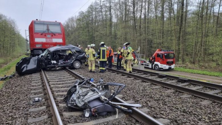 Treni godet një veturë në Gjermani, të paktën tre të vdekur