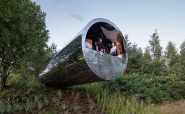 Art modern ose shtëpi në formën e një tubi metalik për pushime