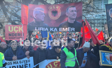 “UÇK, nderi i shqiptarëve”, “Mos ma gjyko lirinë”, “Kosova viktimë, Serbia agresore”, qytetarë të shumtë protestojnë në Hagë