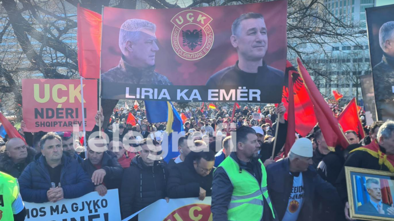 “UÇK, nderi i shqiptarëve”, “Mos ma gjyko lirinë”, “Kosova viktimë, Serbia agresore”, qytetarë të shumtë protestojnë në Hagë