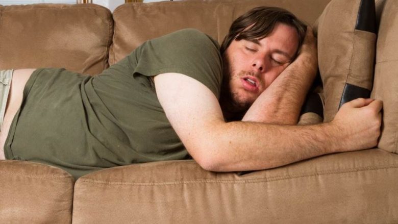 Tri mënyra për të mposhtur përgjumjen pas një dreke të bollshme: Ju duhen vetëm 15 minuta