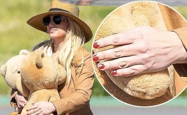 Rikthehet në Los Angeles nga pushimet në Hawaii- Britney Spears fotografohet sërish pa unazën e martesës