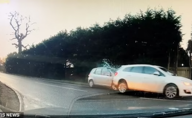 Momenti kur shoferi anglez shkakton përplasjen e tri veturave, përplaset me njërën – teksa tjetra rrokulliset