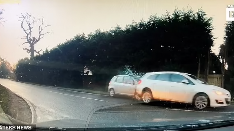 Momenti kur shoferi anglez shkakton përplasjen e tri veturave, përplaset me njërën – teksa tjetra rrokulliset