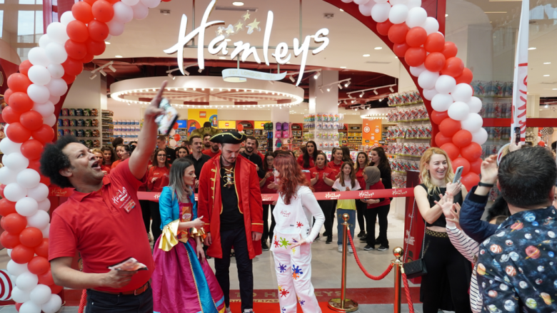 Dyqani më i madh i lodrave “Hamleys” u hap në Prishtina Mall