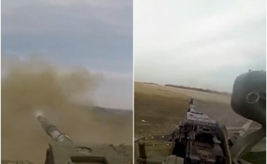 Pamje për së afërti, si ushtarët ukrainas gjuajnë pa pushim pozicionet ruse me tankun e tyre