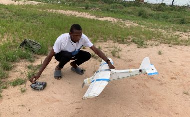 I riu nga Nigeria bëri një dron nga mbeturinat, një kompani teknologjike i ofroi punë praktike