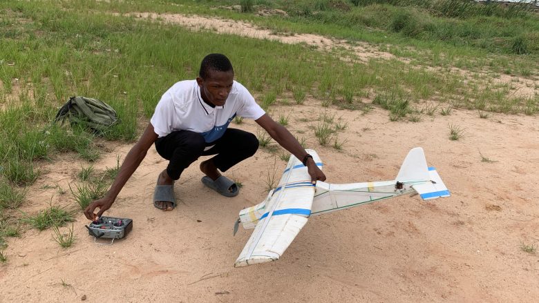 I riu nga Nigeria bëri një dron nga mbeturinat, një kompani teknologjike i ofroi punë praktike