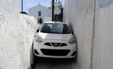 Turistit iu bllokua makina në një rrugicë në Greqi