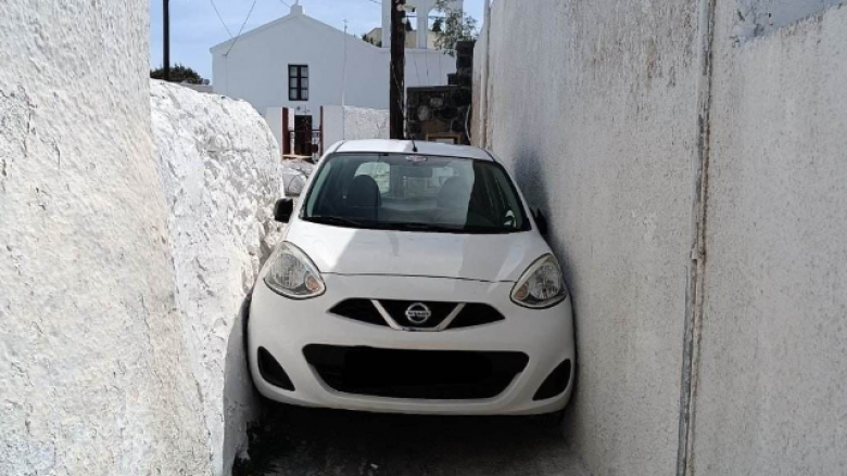 Turistit iu bllokua makina në një rrugicë në Greqi