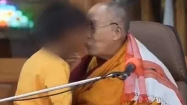 Udhëheqësi i lartë tibetian mbron veprimin e Dalai Lama-s që shkaktoi reagime të shumta ku i kërkoi një djaloshi ta puthte
