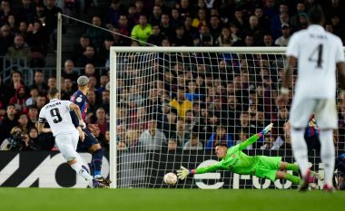 Karim Benzema i pandalshëm, shënon dy herë në pjesën e dytë ndaj Barcelonës