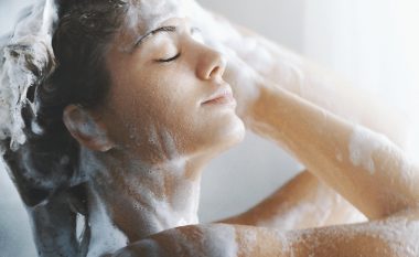 A bëni dush për pesë minuta apo derisa të “shpenzoni ujin e një bojleri të plotë”?