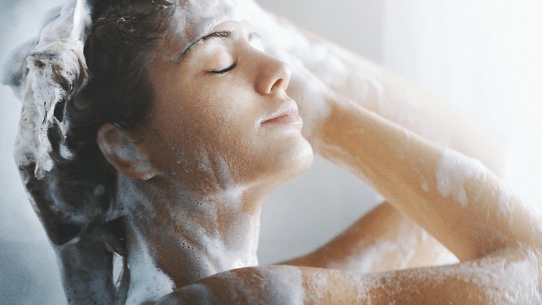 A bëni dush për pesë minuta apo derisa të “shpenzoni ujin e një bojleri të plotë”?