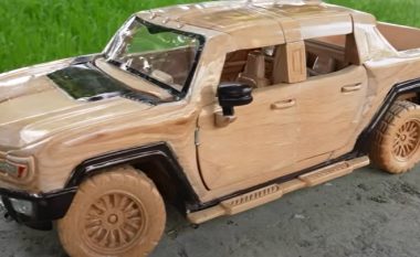 Artisti krijon një version prej druri të veturës GMC Hummer