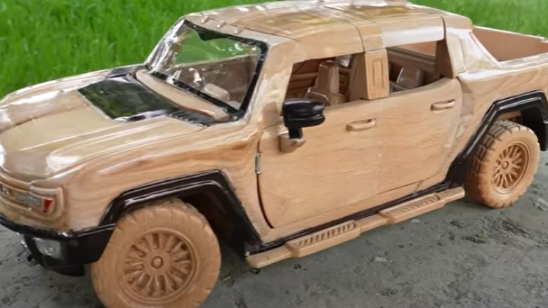 Artisti krijon një version prej druri të veturës GMC Hummer