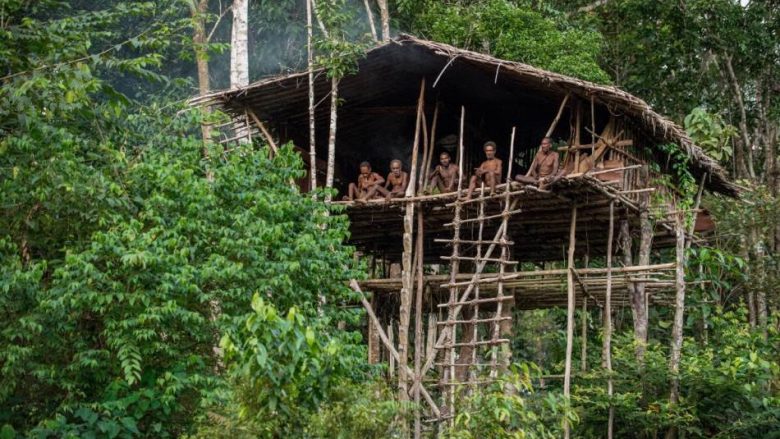 Pse ndërtojnë shtëpi në një lartësi prej 30 metrash dhe a janë këta njerëz vërtet kanibalë?