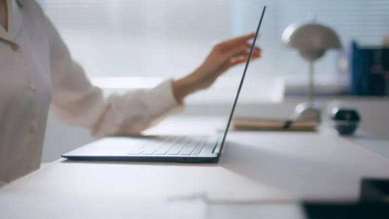 Laptopi i ri Gram “SuperSlim” i LG-s ka një ekran OLED 15.6 inç