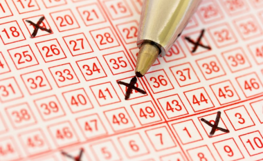 Australiani i përgjigjet një telefonate e cila mendonte se ishte një shaka – mëson se fitoi lotarinë